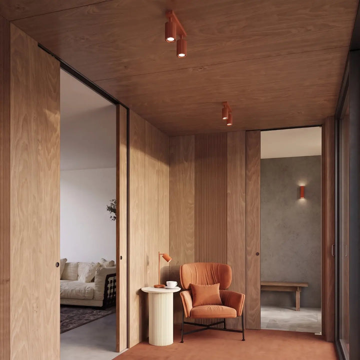 Plafonnier Rayo ocre rouge en aluminium cannelé dans un hall d'entrée