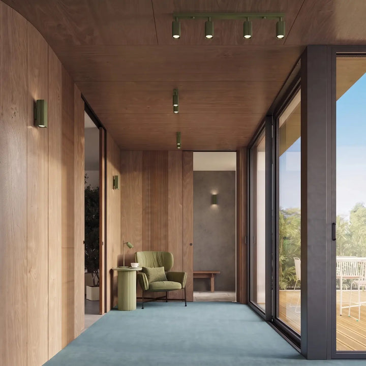 Plafonnier Rayo vert olive en aluminium cannelé au plafond d'un couloir