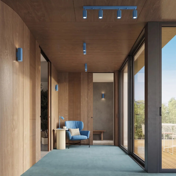 Plafonnier Rayo bleu azur en aluminium cannelé au plafond d'un couloir