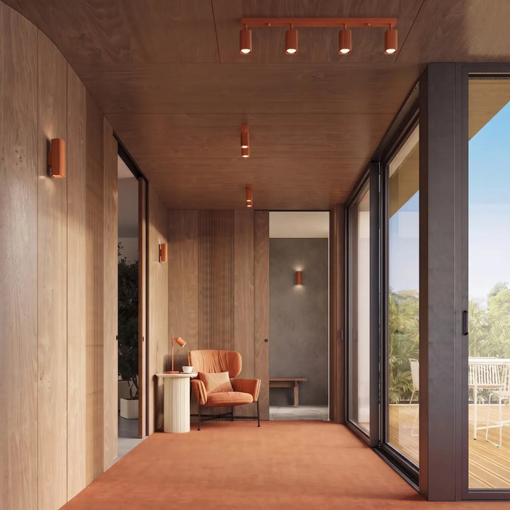 Plafonnier Rayo ocre rouge en aluminium cannelé au plafond d'un couloir