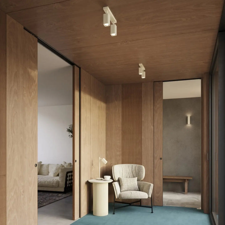 Plafonnier Rayo beige en aluminium cannelé dans un hall d'entrée