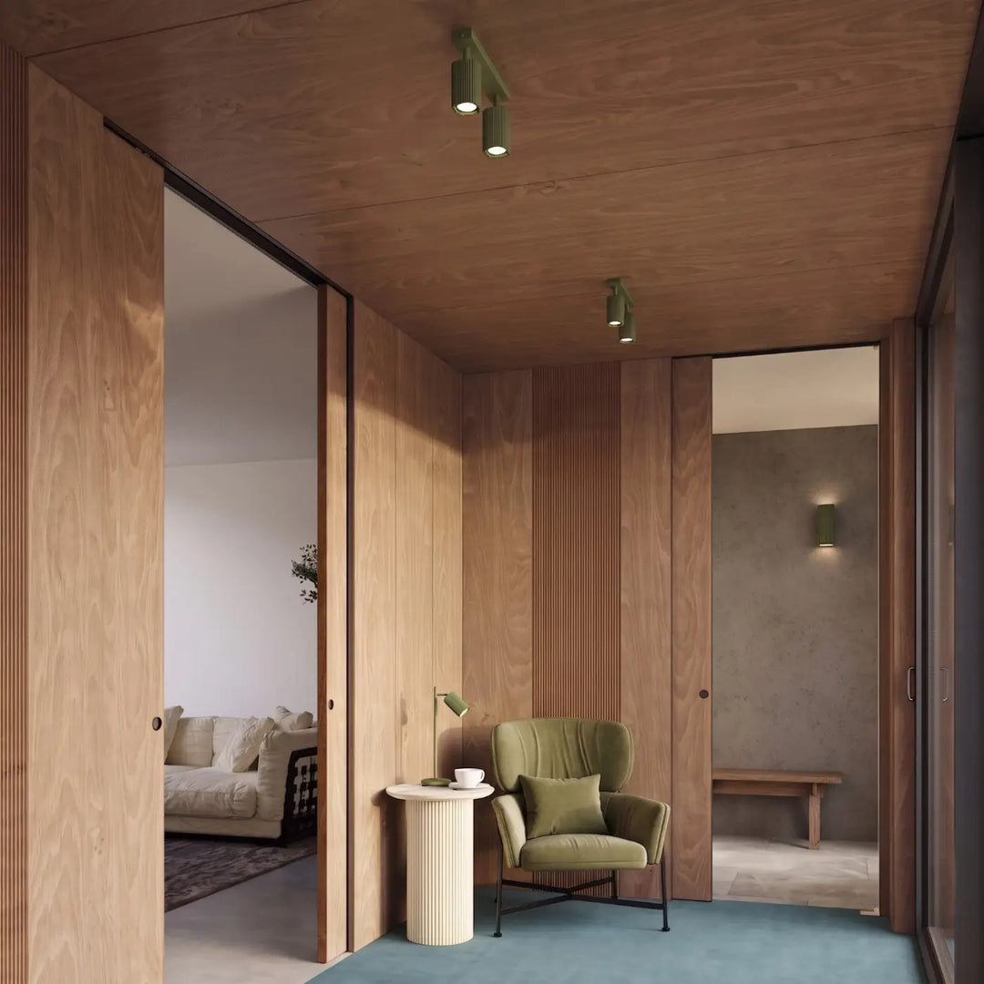 Plafonnier Rayo vert olive en aluminium cannelé dans un hall d'entrée