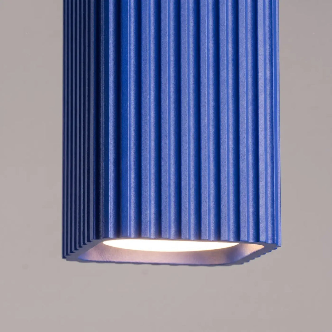 Plafonnier Rayo outremer en aluminium cannelé, détail des cannelures