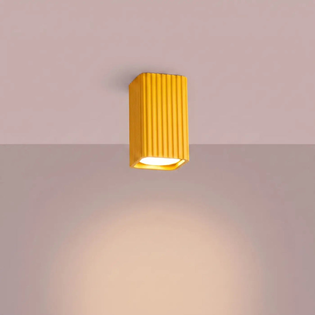 Plafonnier Rayo jaune en aluminium cannelé, allumé