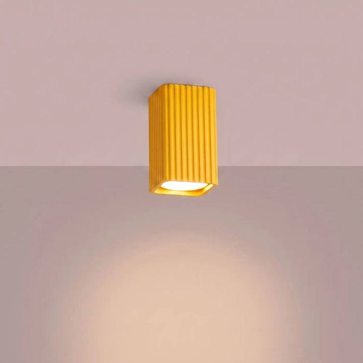 Plafonnier Rayo jaune en aluminium cannelé, allumé