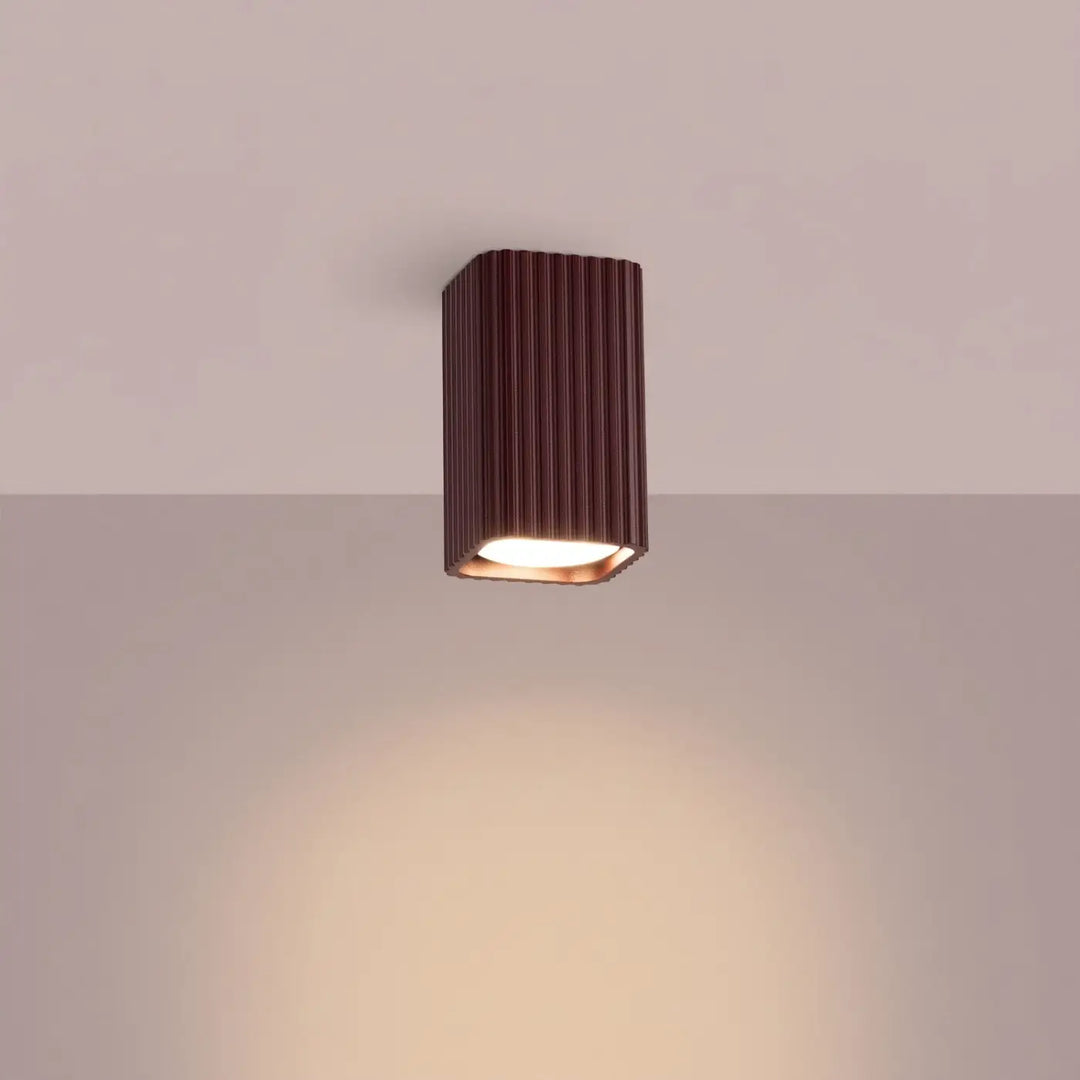 Plafonnier Rayo marron en aluminium cannelé, allumé