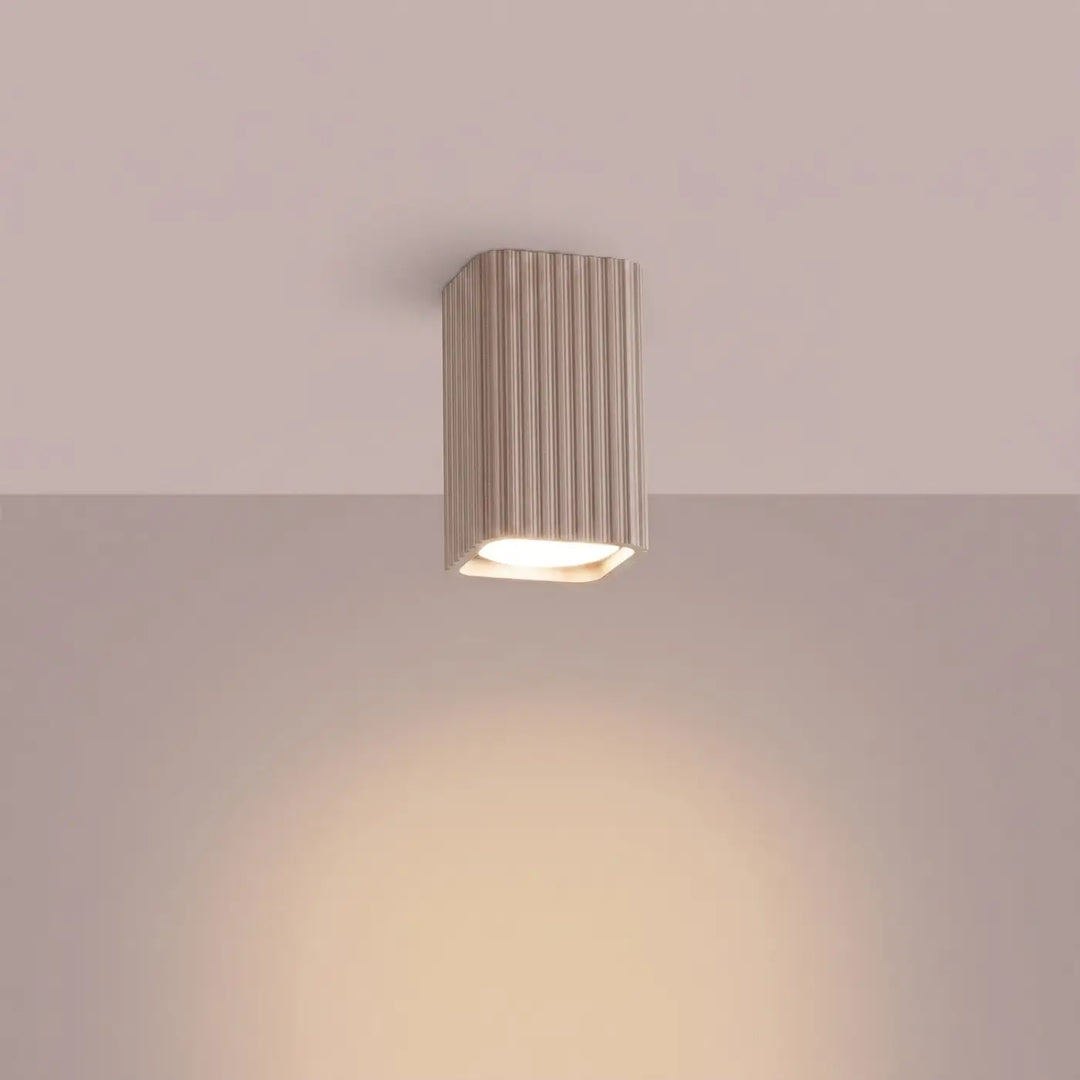 Plafonnier Rayo taupe en aluminium cannelé, allumé