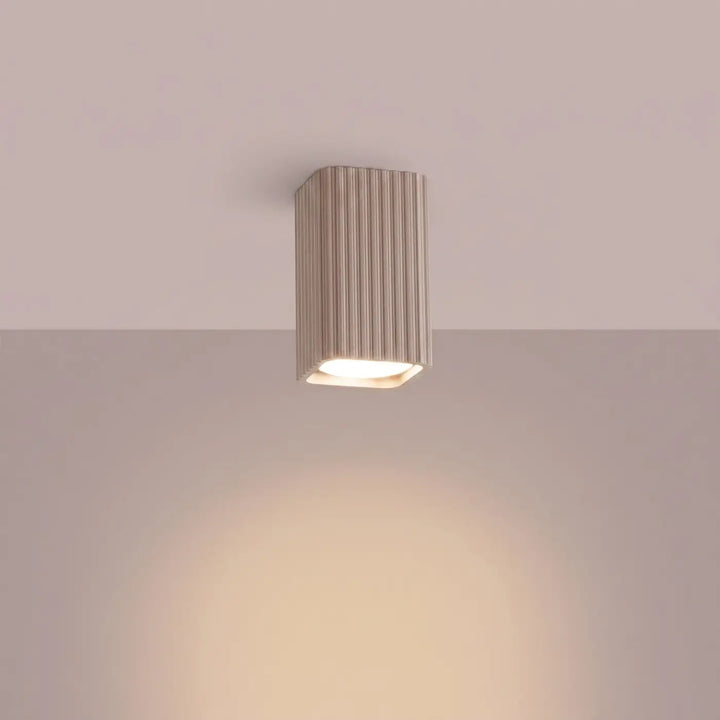 Plafonnier Rayo taupe en aluminium cannelé, allumé
