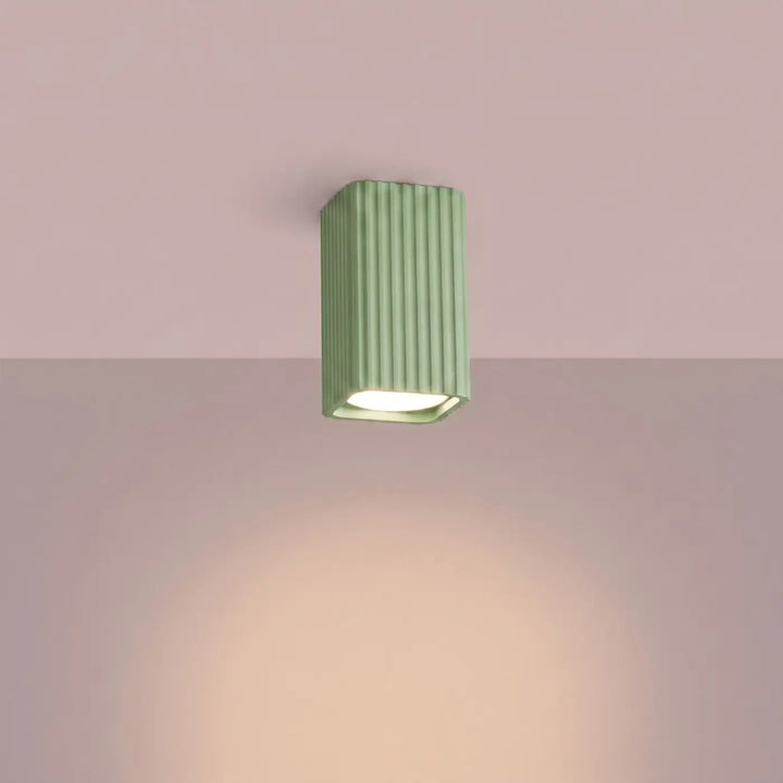 Plafonnier Rayo sauge en aluminium cannelé, allumé