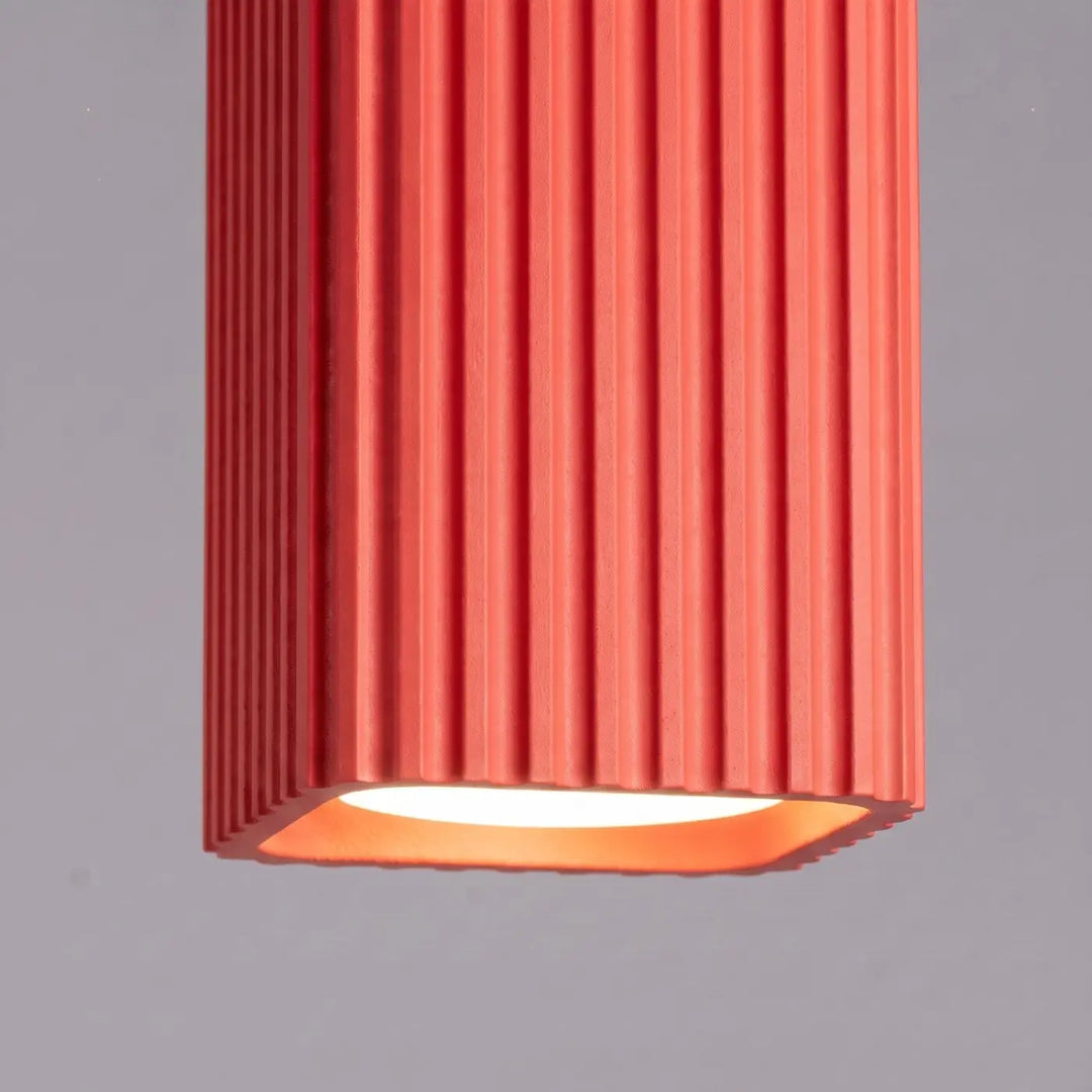 Plafonnier Rayo rouge en aluminium cannelé, détail des cannelures