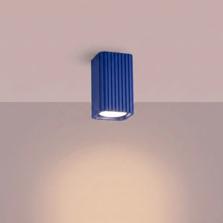 Plafonnier Rayo outremer en aluminium cannelé, allumé