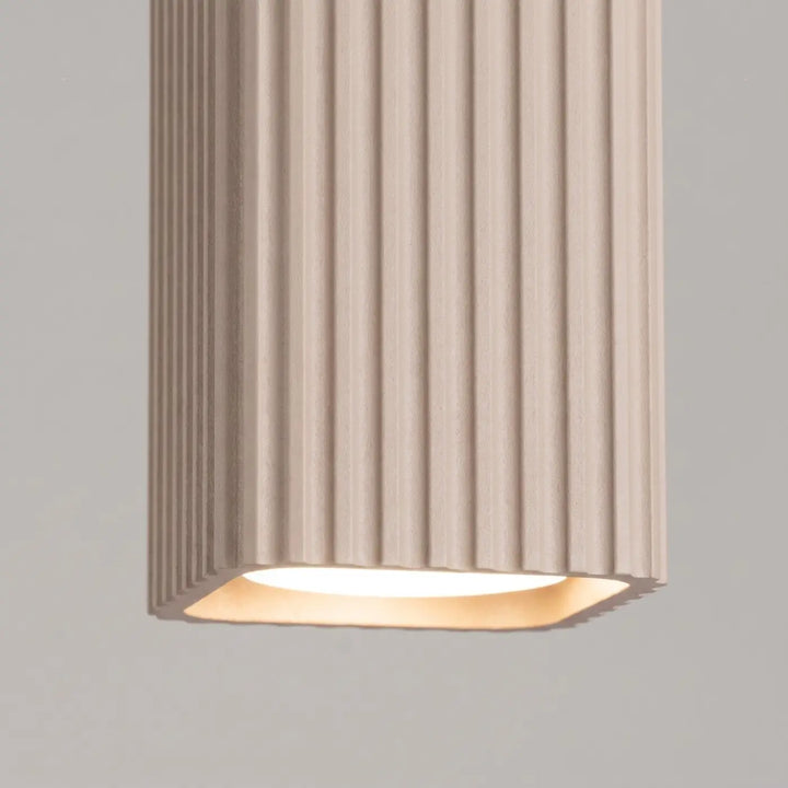 Plafonnier Rayo taupe en aluminium cannelé, détail des cannelures