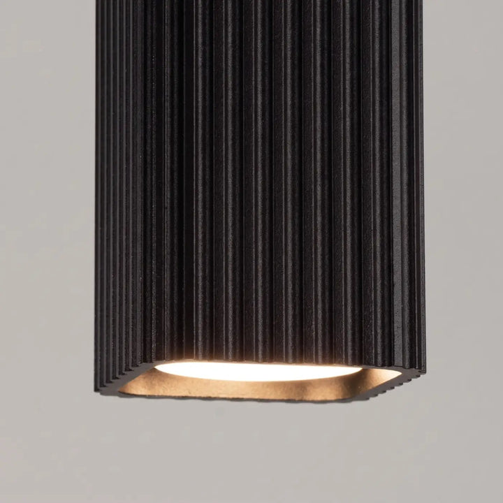 Plafonnier Rayo noir en aluminium cannelé, détail des cannelures