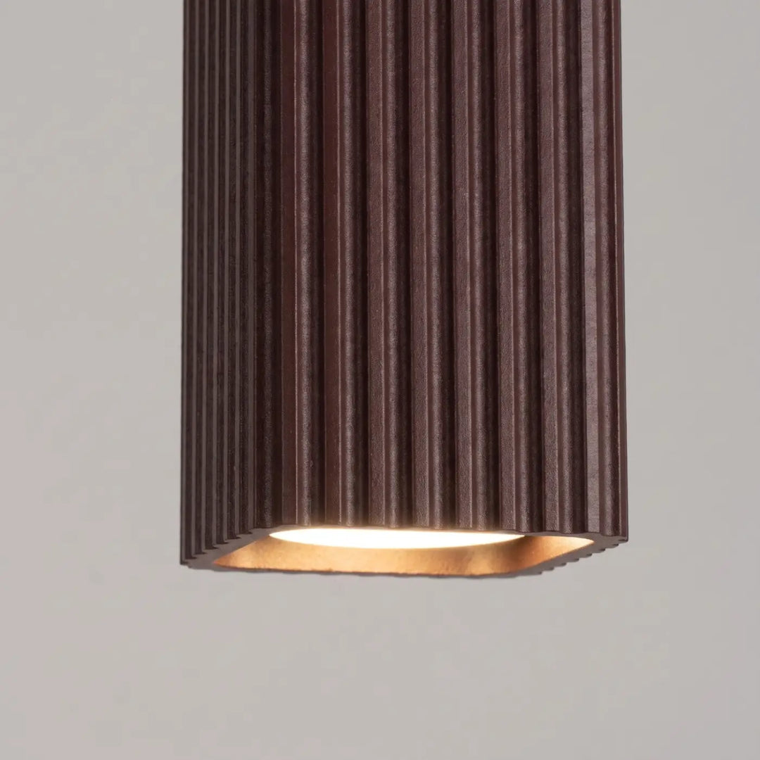 Plafonnier Rayo marron en aluminium cannelé, détail des cannelures