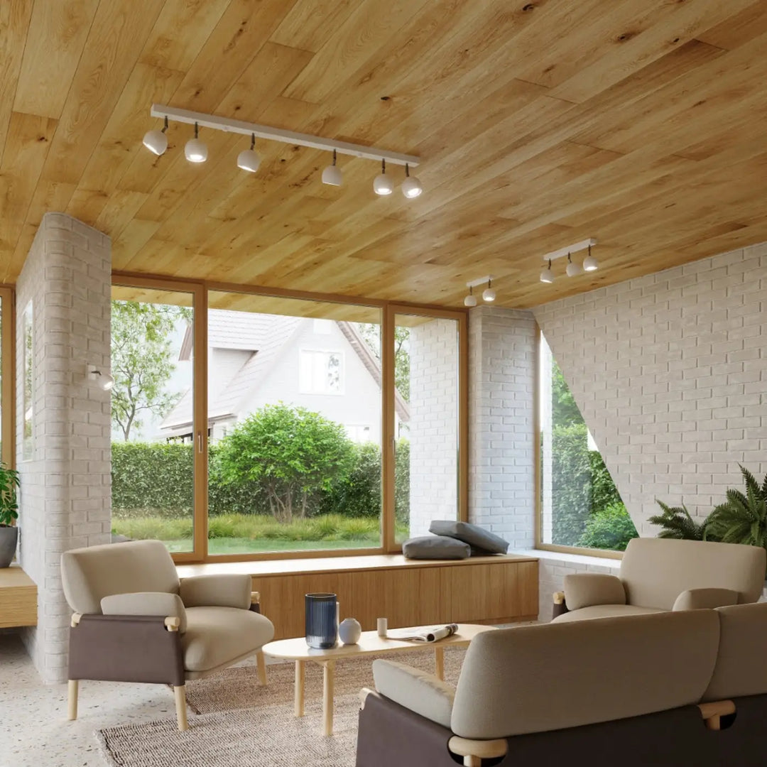 Luminaire plafonnier blanc dans un séjour au plafond en bois