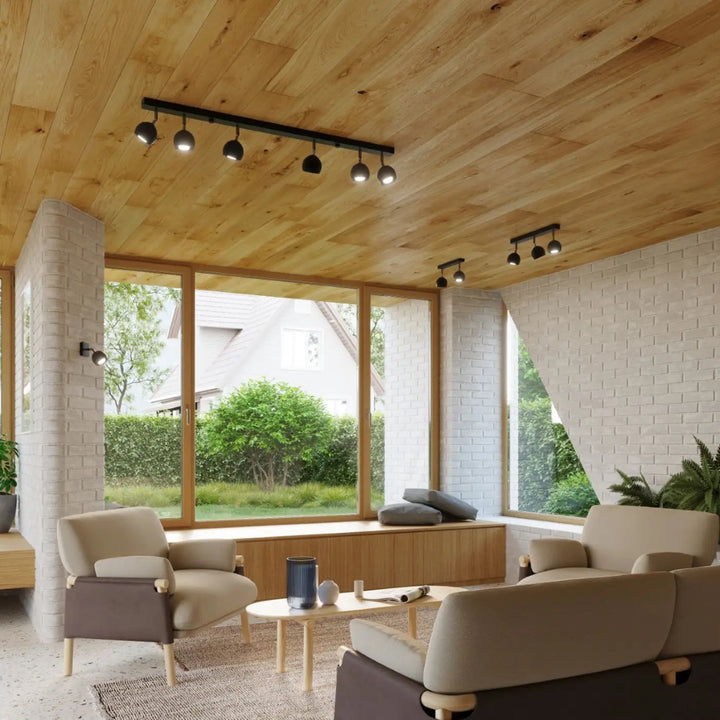 Luminaire plafonnier noir dans un séjour au plafond en bois