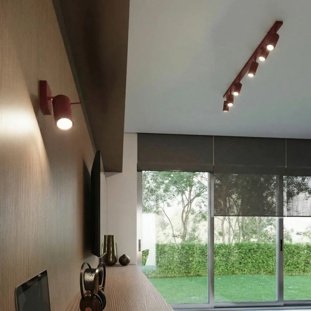 Plafonnier Ring bordeaux à rampe de spots orientables dans un intérieur contemporain