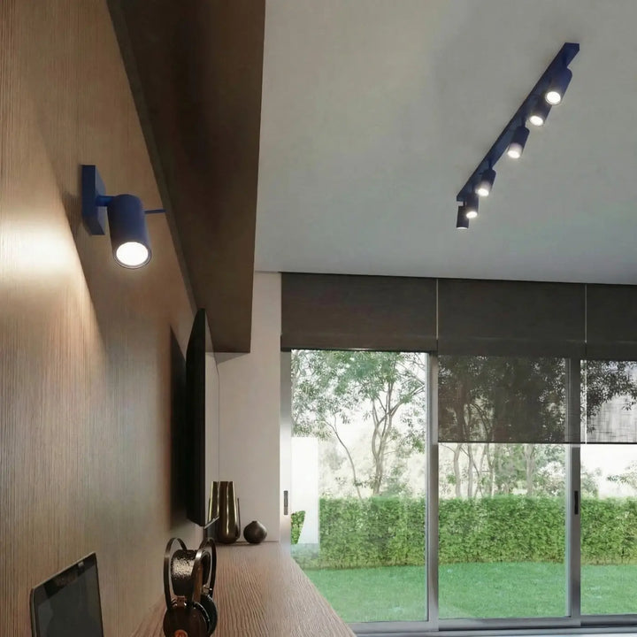 Plafonnier Ring outremer à rampe de spots orientables dans un intérieur contemporain