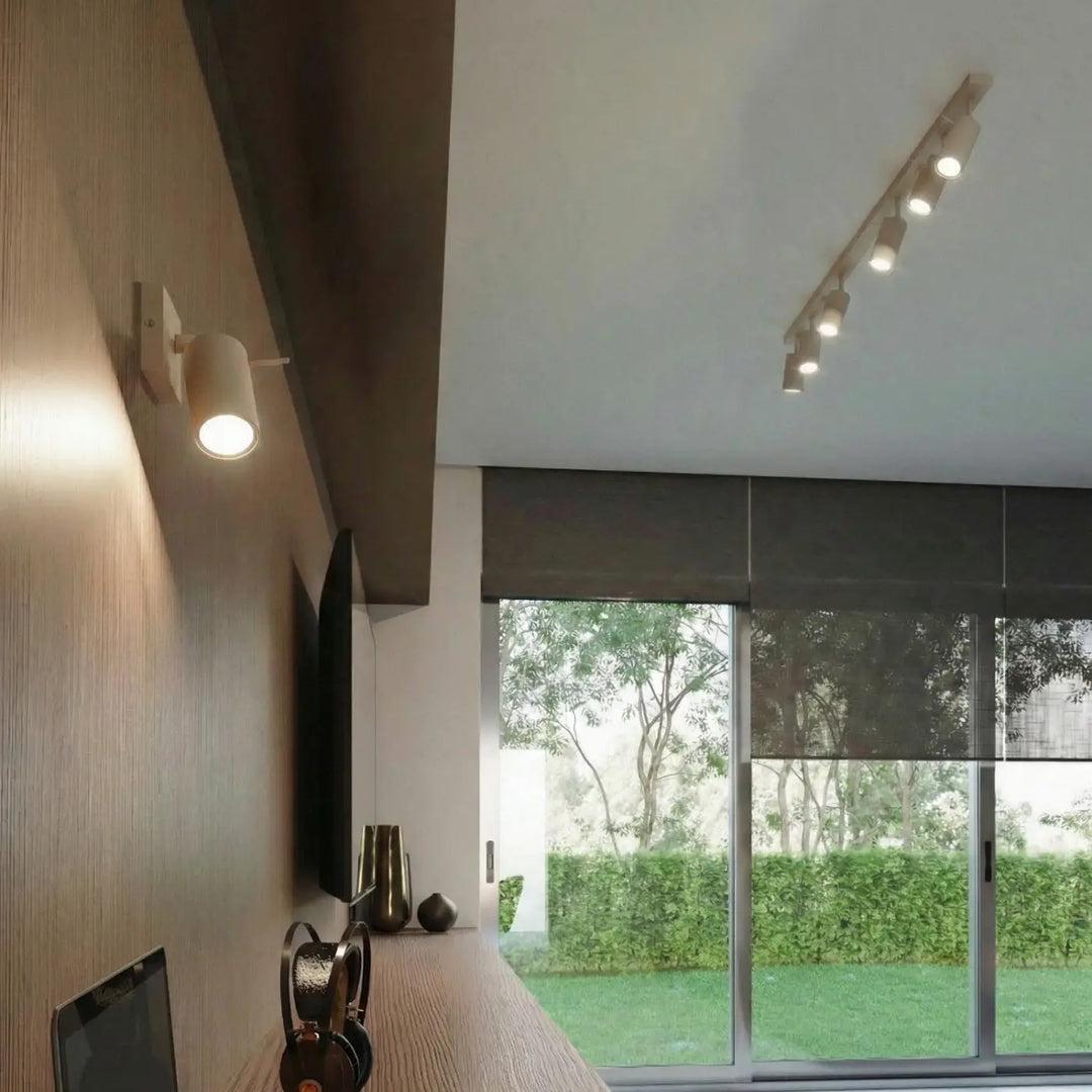 Plafonnier Ring taupe à rampe de spots orientables dans un intérieur contemporain
