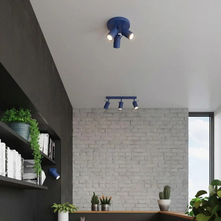 Plafonnier Ring outremer à spots orientables groupés dans un intérieur contemporain