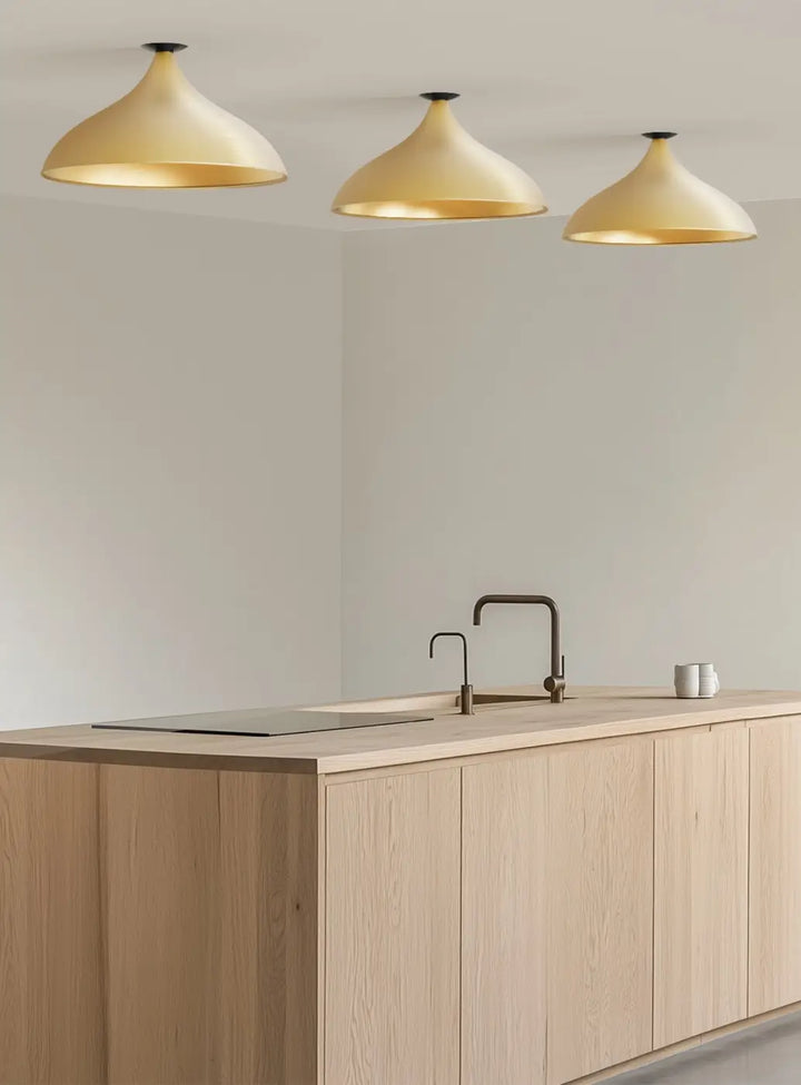 Plafonnier Swell forme large XL, extérieur laiton et intérieur laiton dans un intérieur