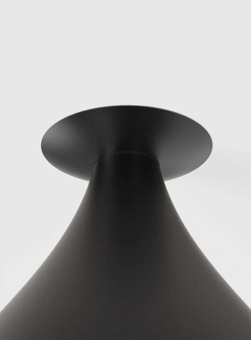 Plafonnier Swell forme moyenne, extérieur noir et intérieur laiton