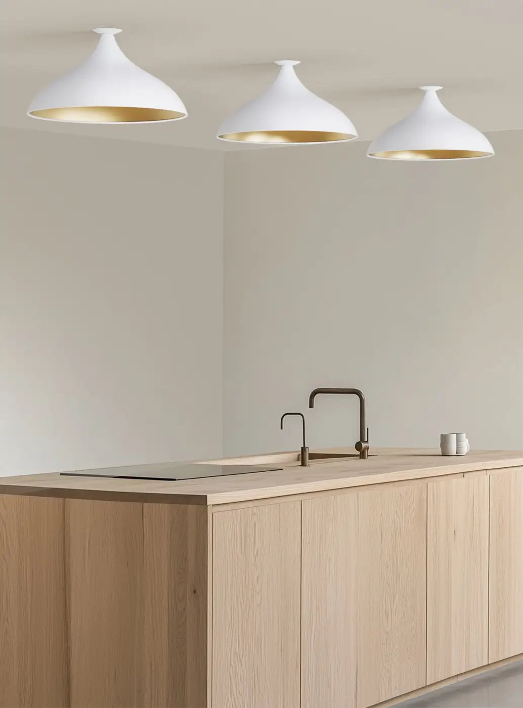 Plafonnier Swell forme large XL, extérieur blanc et intérieur laiton dans un intérieur