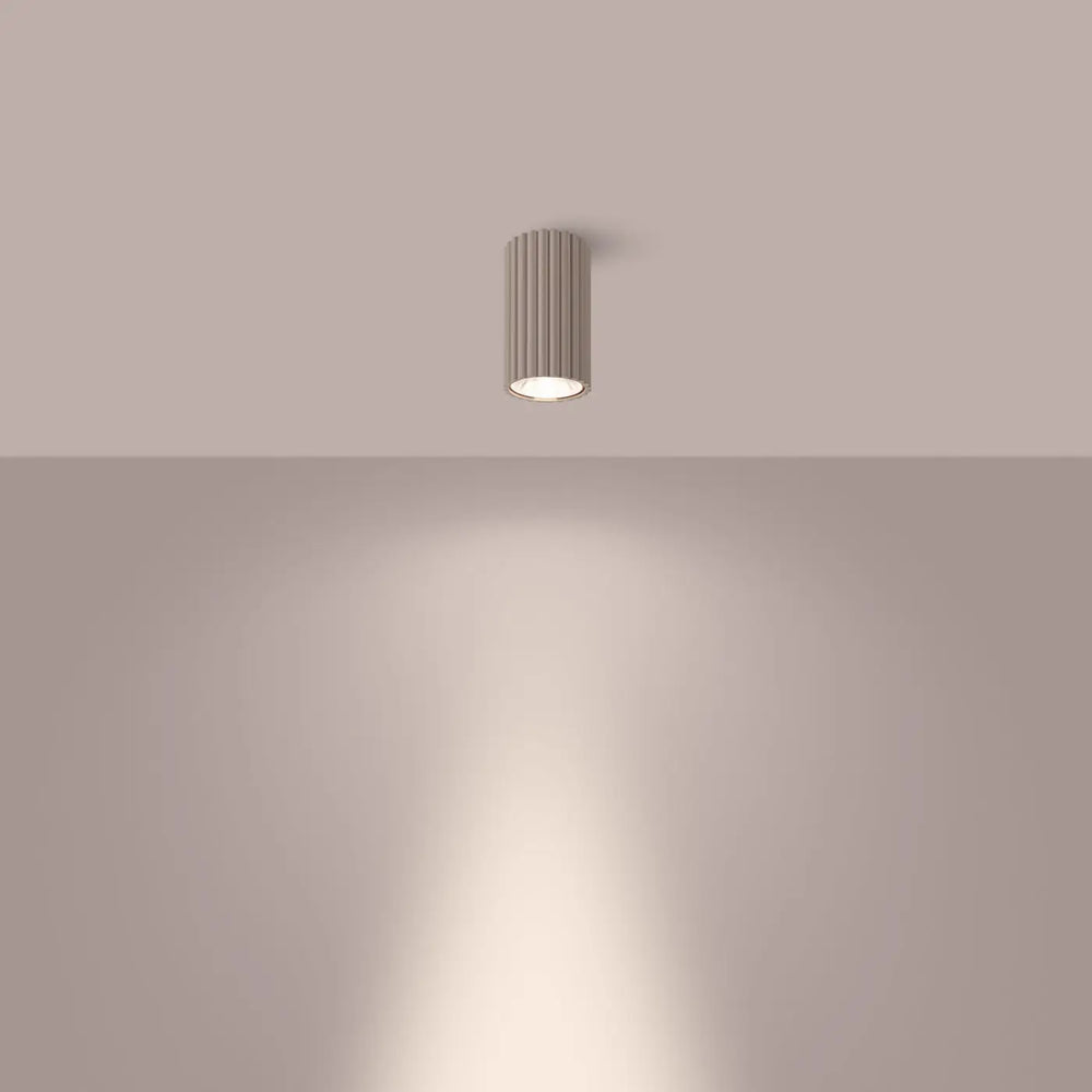 Luminaire plafonnier ivar taupe avec abat-jour modernes rainurés et design expressif pour confort d’utilisation