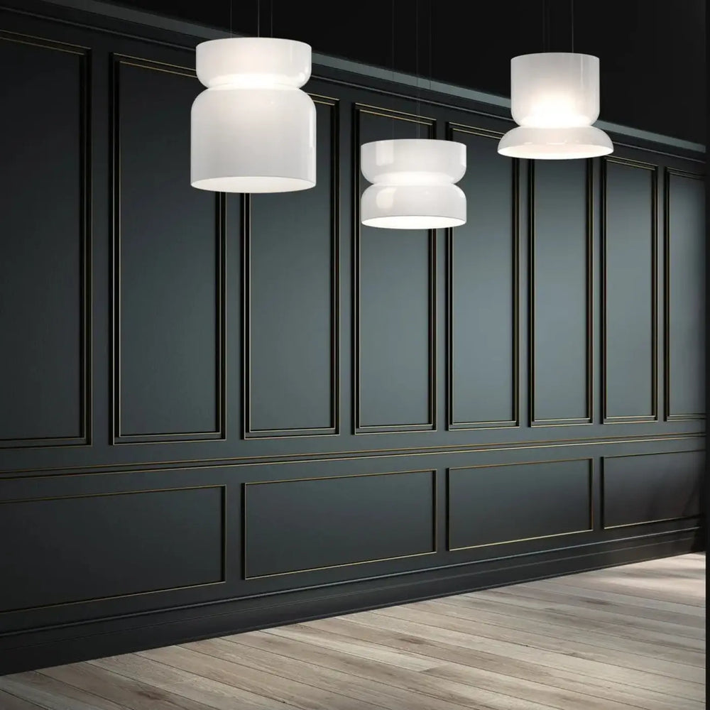 Trois luminaires plafonniers totem modernes en verre opale soufflé blanc suspendus au plafond par pablo designs