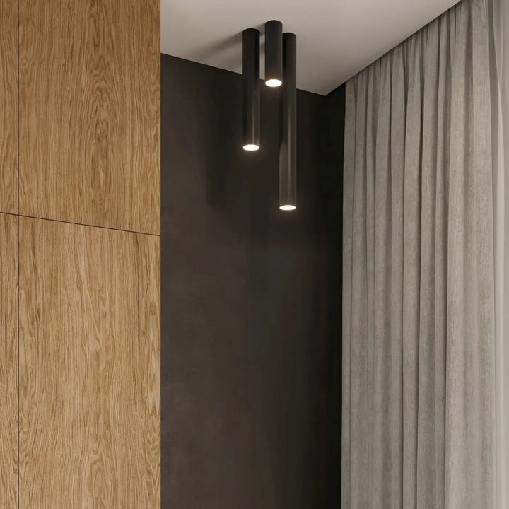 Luminaire Plafonnier noir allumée, vue rapprochée