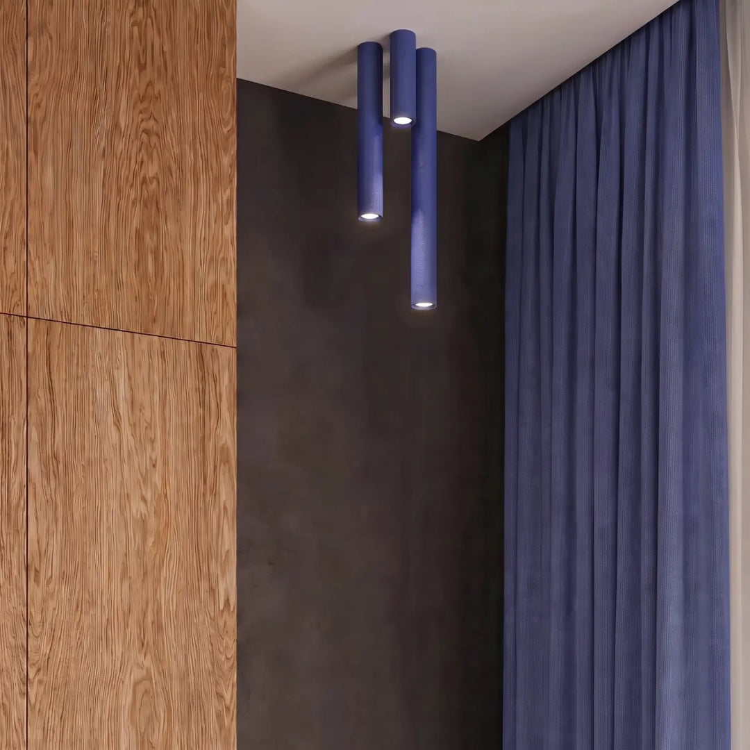 Luminaire Plafonnier outremer allumée, vue rapprochée
