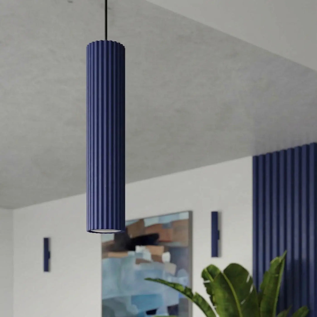 Plafonnier tube Karbon outremer en aluminium cannelé, allumé