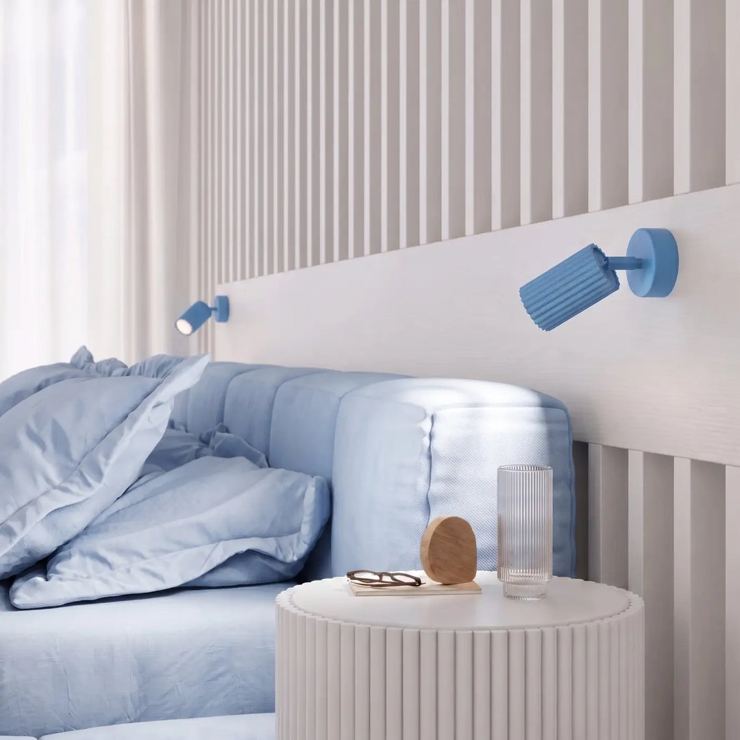 Plafonnier tube Karbon bleu azur en aluminium cannelé, allumé