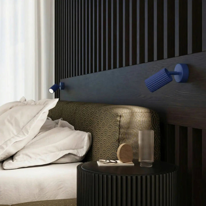 Plafonnier tube Karbon outremer en aluminium cannelé, allumé