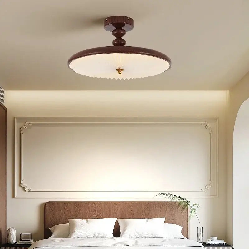 Plafonnier vintage en verre plissé et bois foncé au style intemporel