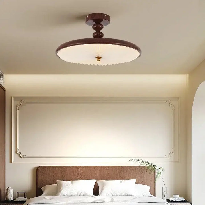 Plafonnier vintage en verre plissé et bois foncé au style intemporel