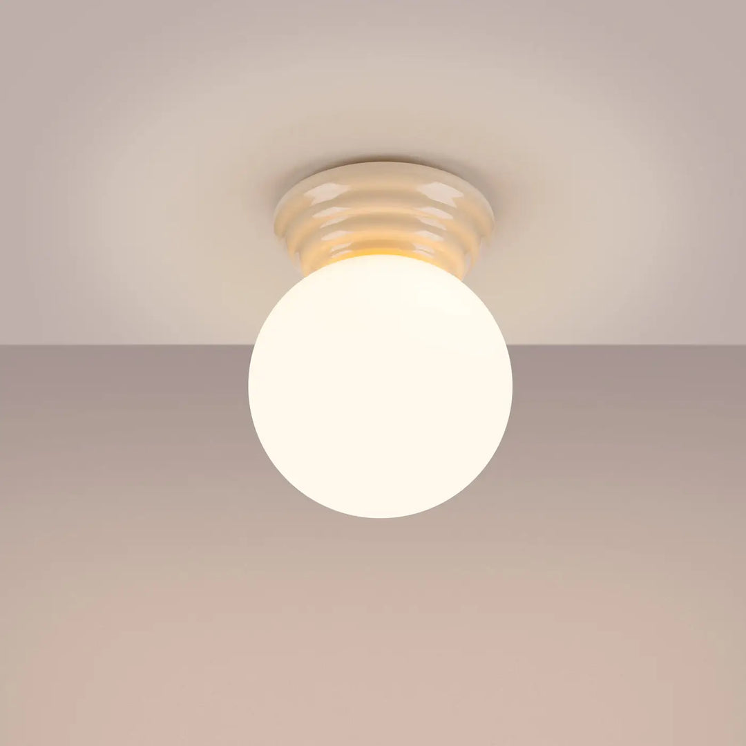 Plafonnier zori beige en céramique crème avec globe en verre dépoli pour une lampe zori à belles qualités esthétiques