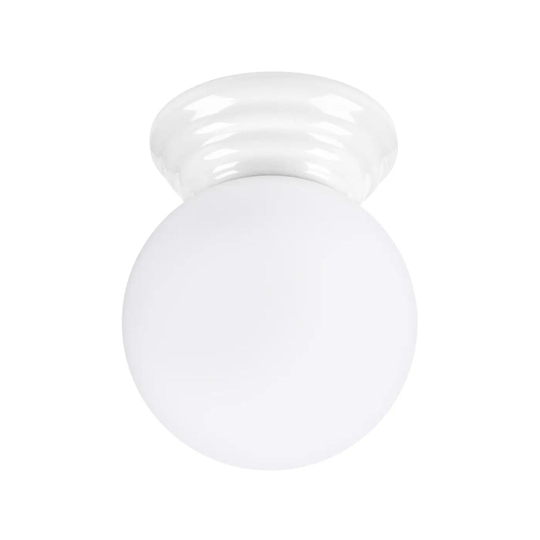 Plafonnier zori blanc avec globe en verre dépoli et base translucide striée pour une belle décoration
