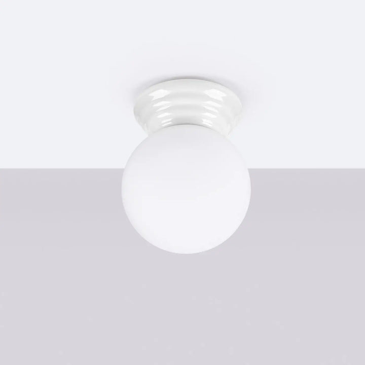 Plafonnier zori blanc avec globe en verre dépoli et base en céramique cannelée pour une belle décoration et qualités esthétiques