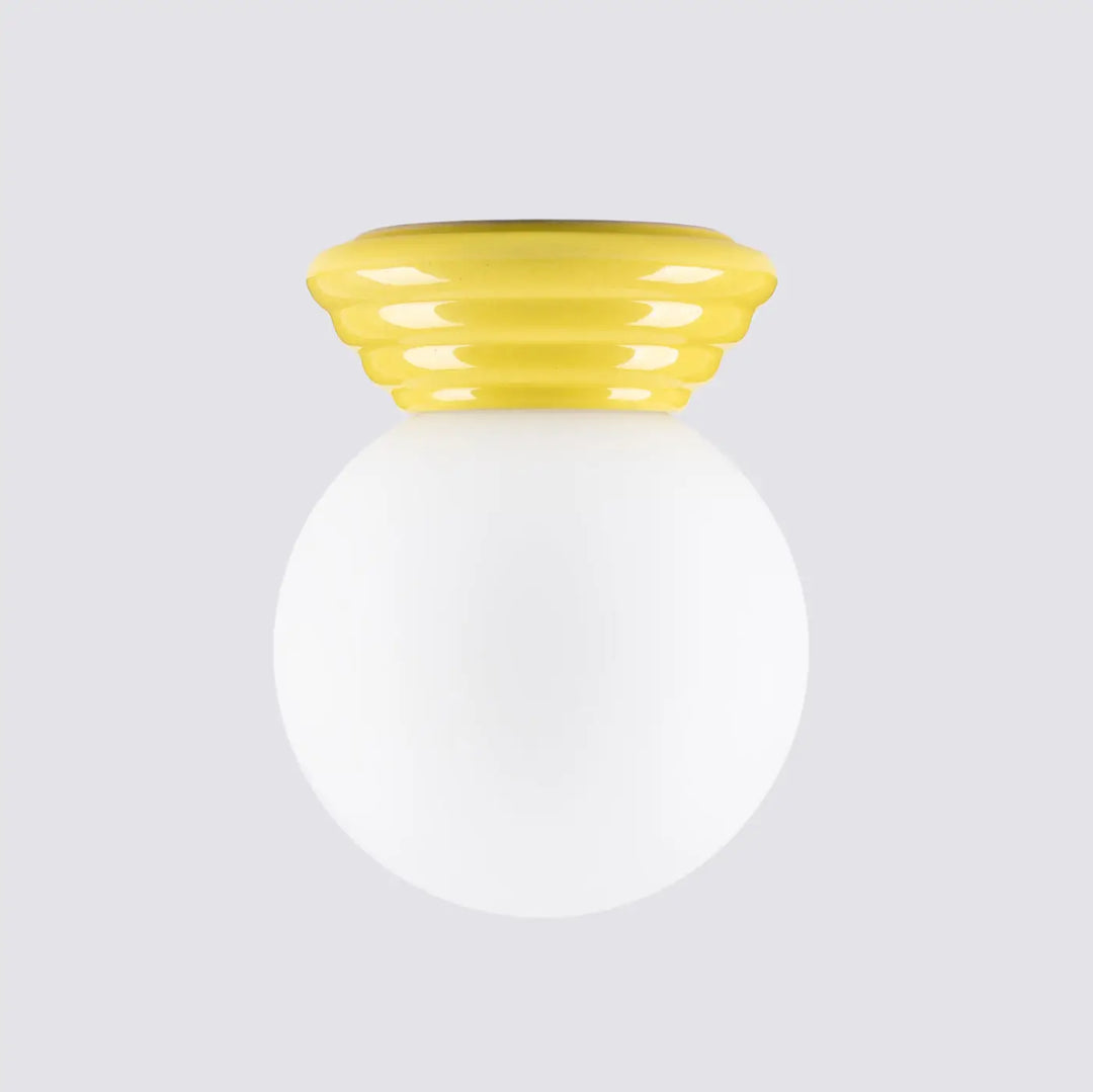 Plafonnier zori jaune avec abat-jour en verre sphérique blanc et dessus nervuré brillant pour belle décoration