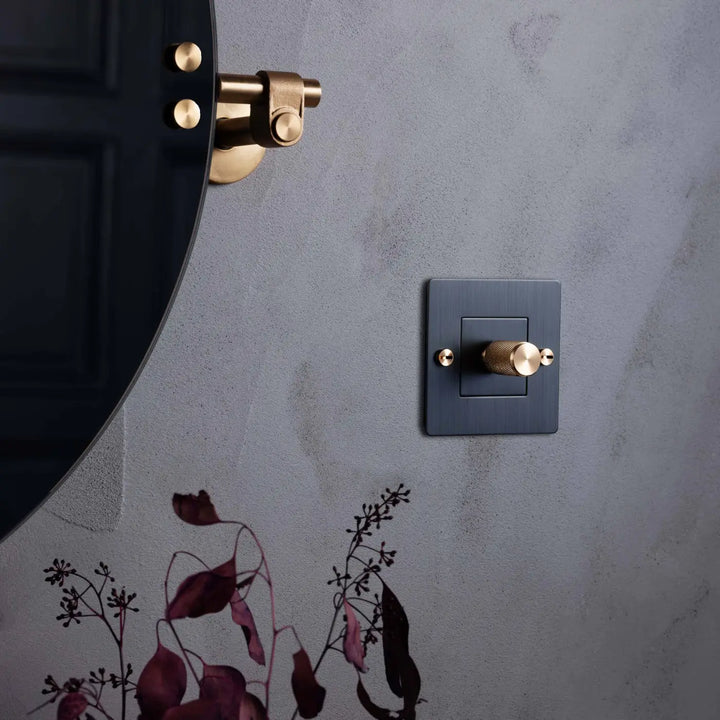 Plaque de finition Wall Plate 1 poste sans logo dans un intérieur #couleur_gris