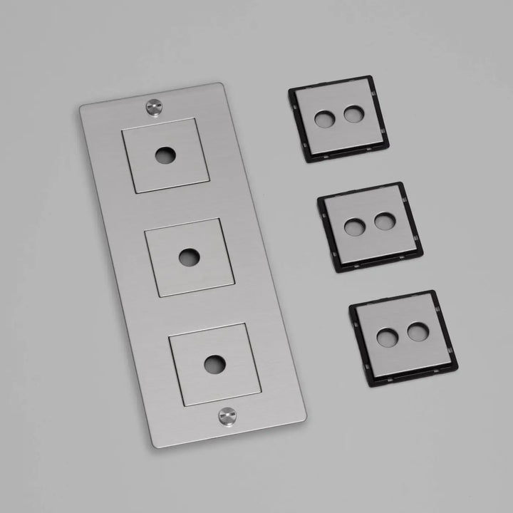 Plaque de finition Wall Plate 3 postes verticale avec inserts, finition acier #couleur_argent