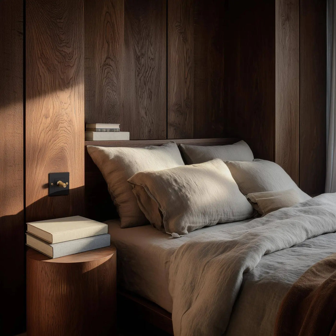 Plaque de finition Wall Plate sans logo dans une chambre #couleur_noir
