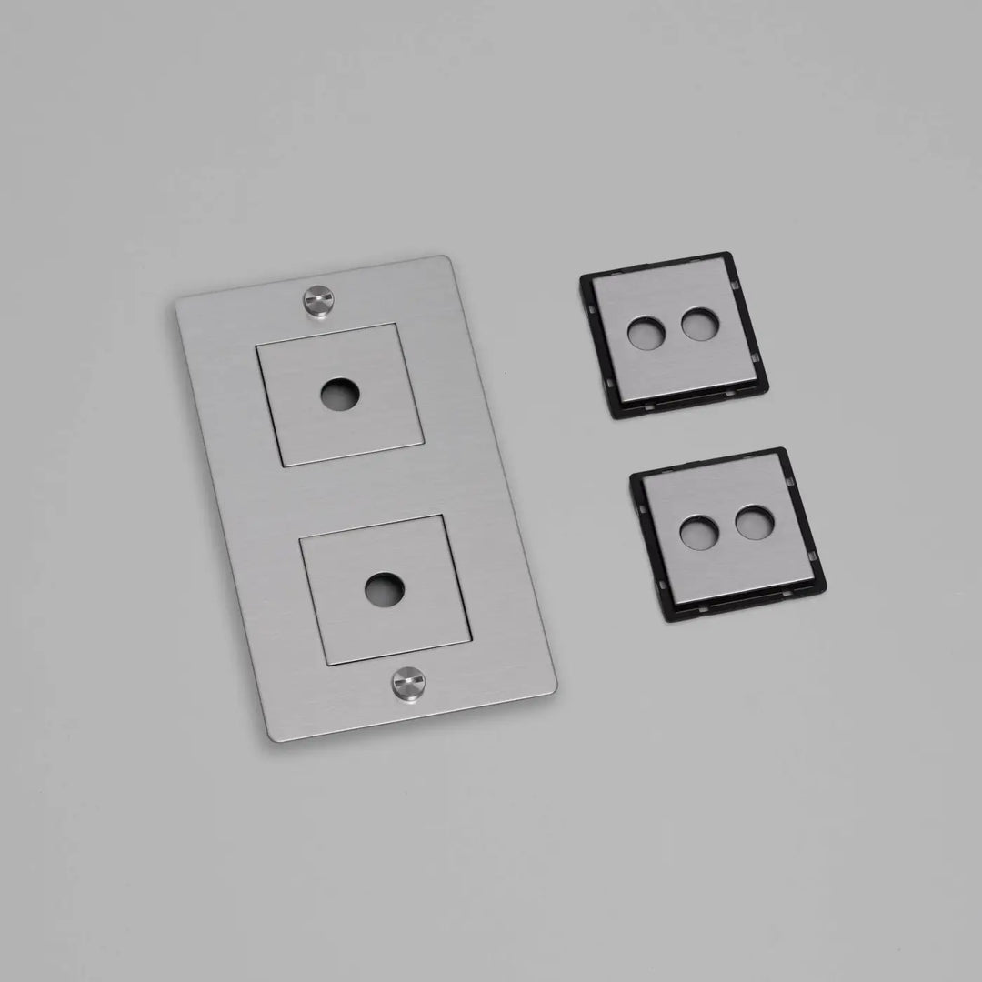 Plaque de finition Wall Plate 2 postes verticale avec inserts, finition acier #couleur_argent