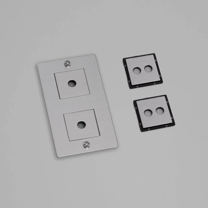 Plaque de finition Wall Plate 2 postes verticale avec inserts, finition acier #couleur_argent