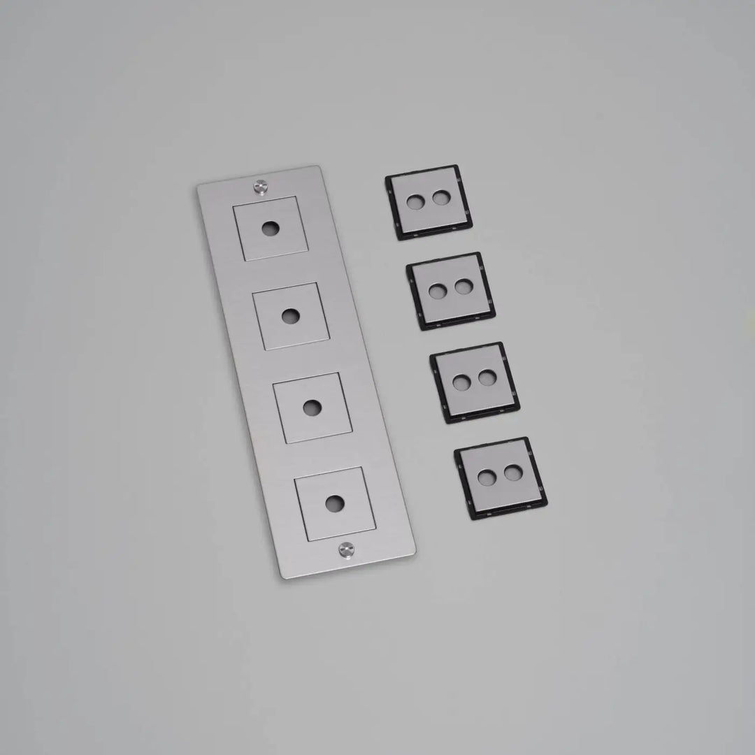 Plaque de finition Wall Plate 4 postes verticale avec inserts, finition acier #couleur_argent