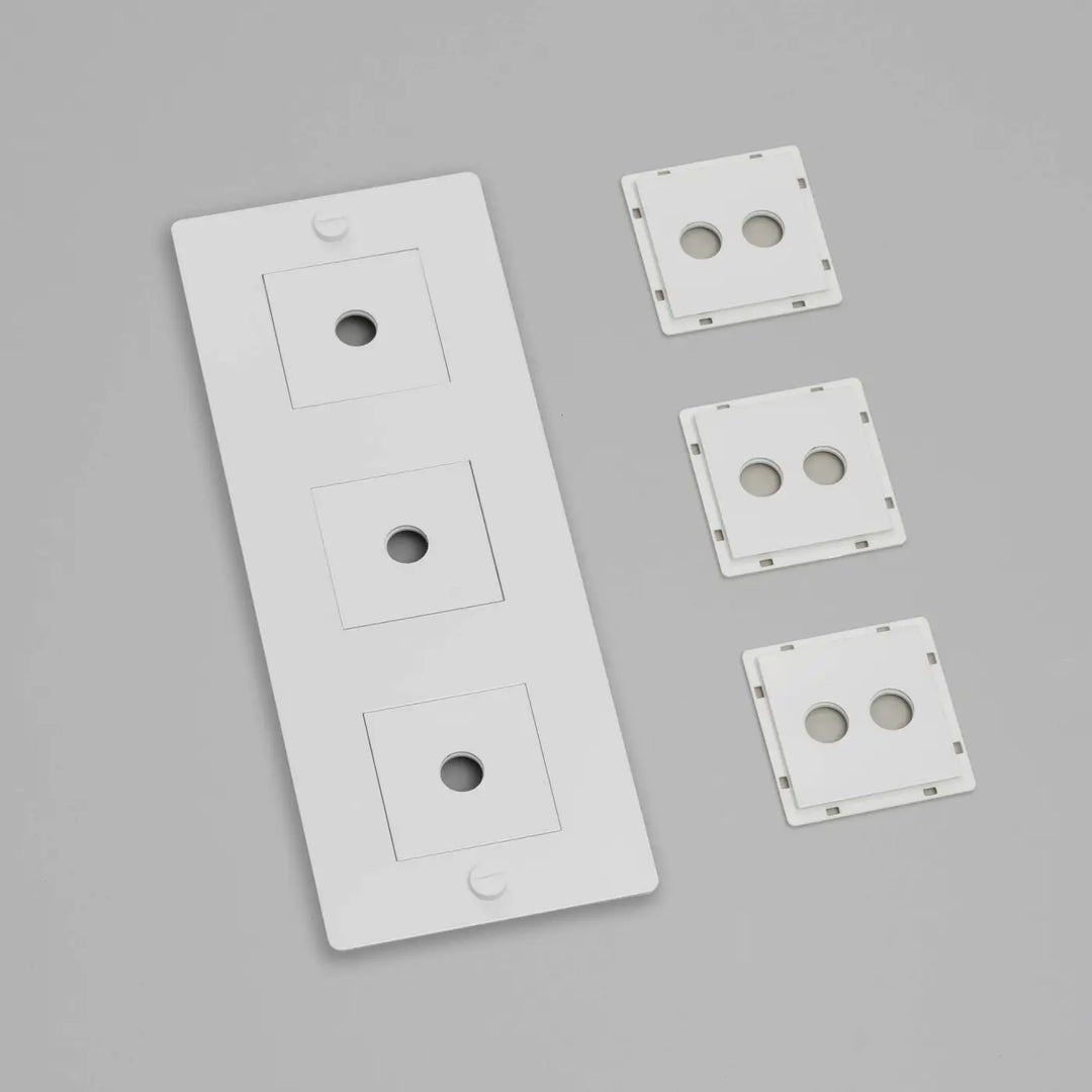 Plaque de finition Wall Plate 3 postes verticale avec inserts, finition blanche #couleur_blanc