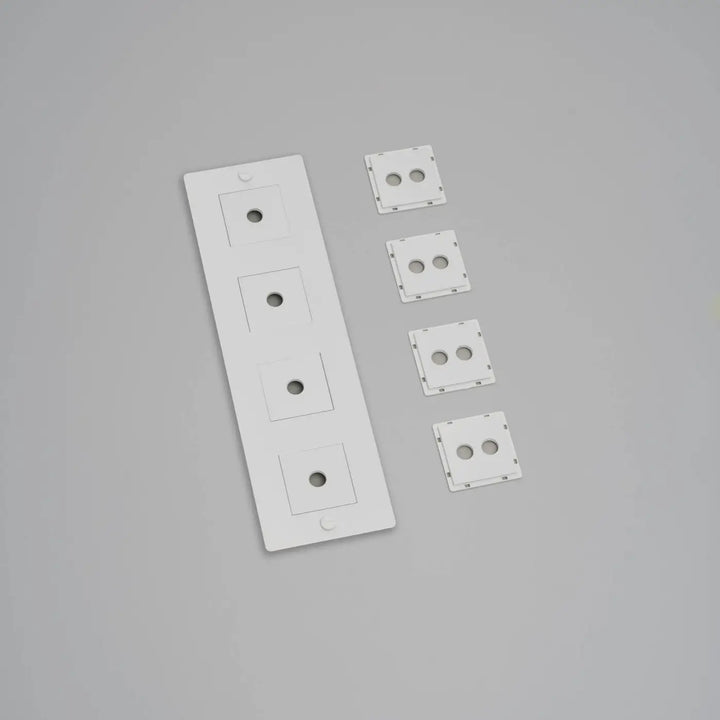 Plaque de finition Wall Plate 4 postes verticale avec inserts, finition blanche #couleur_blanc