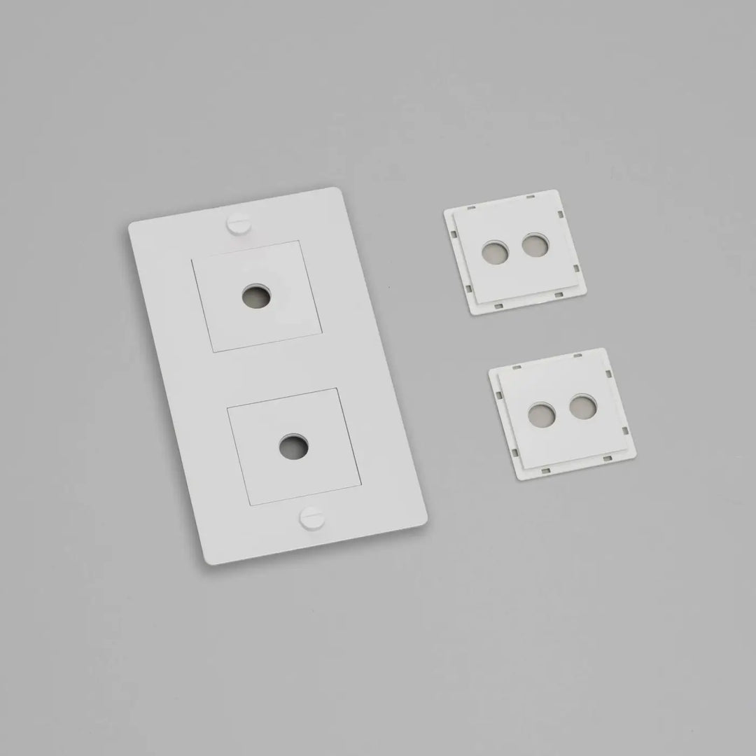 Plaque de finition Wall Plate 2 postes verticale avec inserts, finition blanche #couleur_blanc