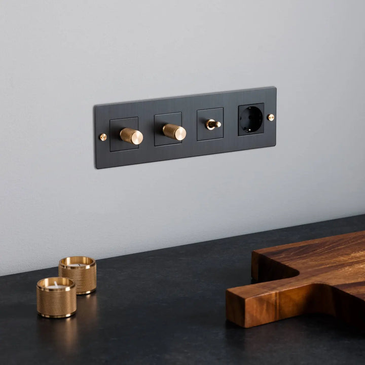 Plaque de finition Wall Plate 4 postes dans un intérieur #couleur_gris